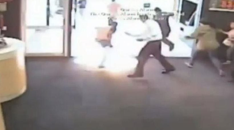Mετανάστης βάζει φωτιά σε τράπεζα επειδή περίμενε στην ουρά – Σοκαριστικό βίντεο
